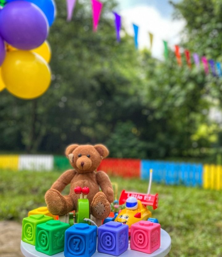 Деца играят в класната стая